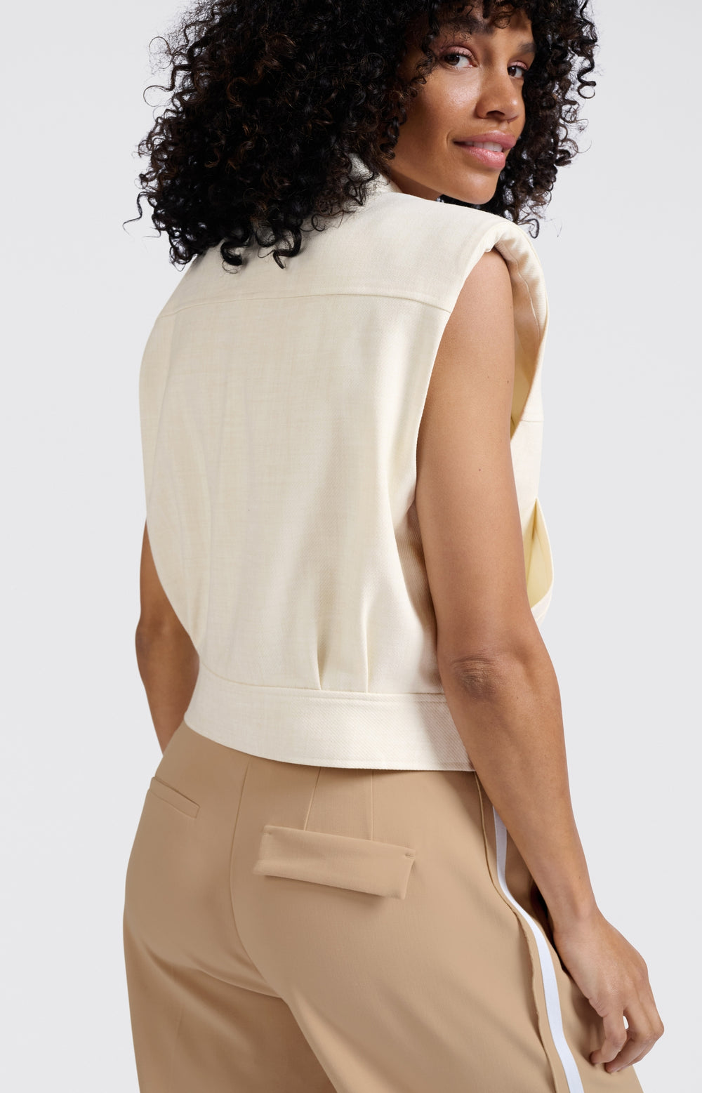 YAYA sleeveless cropped jacket